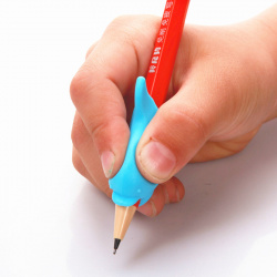 Обучение как держать ручку при письме, как поставить ребенку руку стренажером рыбкой, если он неправильно держит карандаш, покупканасадки-самоучки дельфинчика для коррекции почерка детей и исправлен